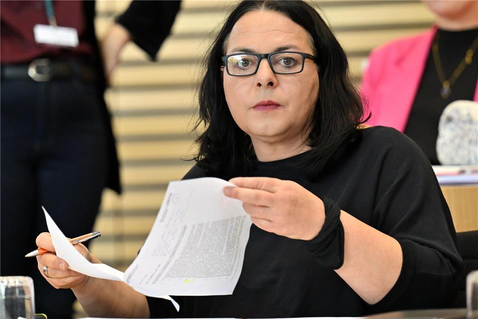 Die Thüringer Linke-Abgeordnete Katharina König-Preuss fordert ein konsequentes Vorgehen gegen Rechtsrock-Konzerte. Martin Schutt/dpa