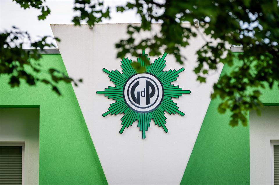 Die Thüringer Polizeigewerkschaft GdP ist mit Betrugsvorwürfen gegen vier aktuelle oder ehemalige Funktionäre konfrontiert. (Symbolbild)Jacob Schröter/dpa