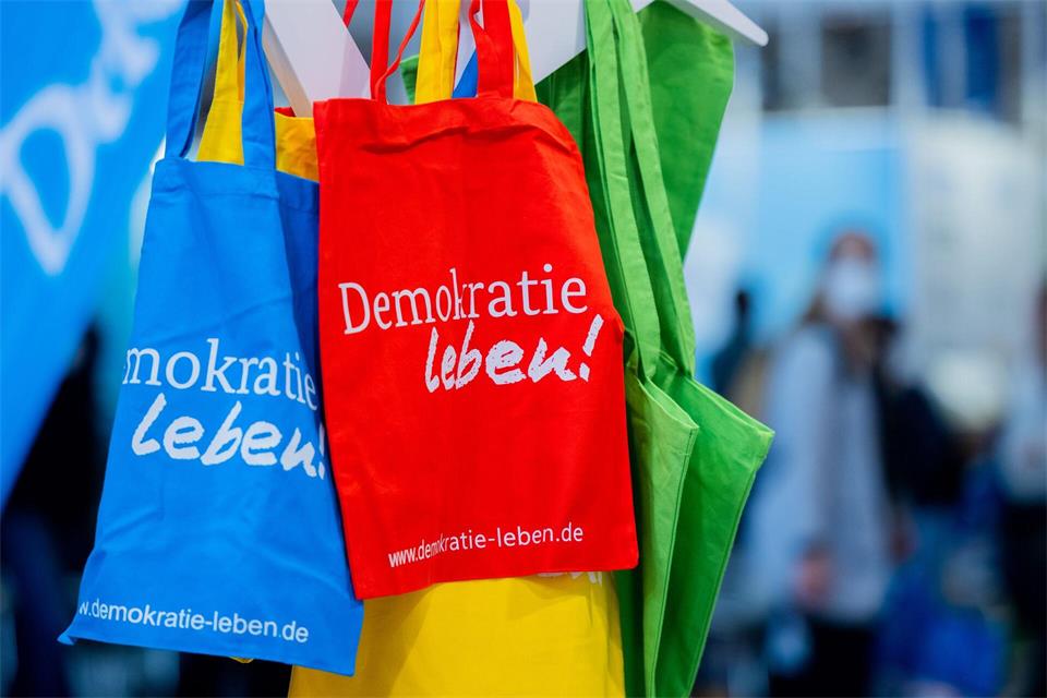 Die Thüringer SPD-Fraktion will sich für eine Verstetigung von Fördermitteln für Demokratieprogramme einsetzen. (Symbolbild)Rolf Vennenbernd/dpa