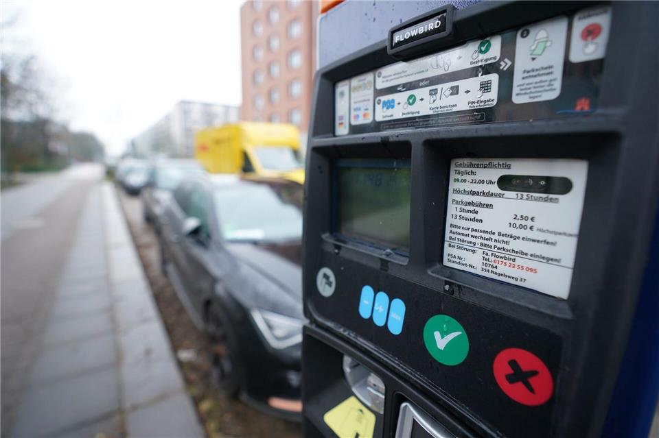 Die Tickets fürs kurze Parken in der Innenstadt werden um knapp 15 Prozent teurer. (Archivbild)  Marcus Brandt/dpa