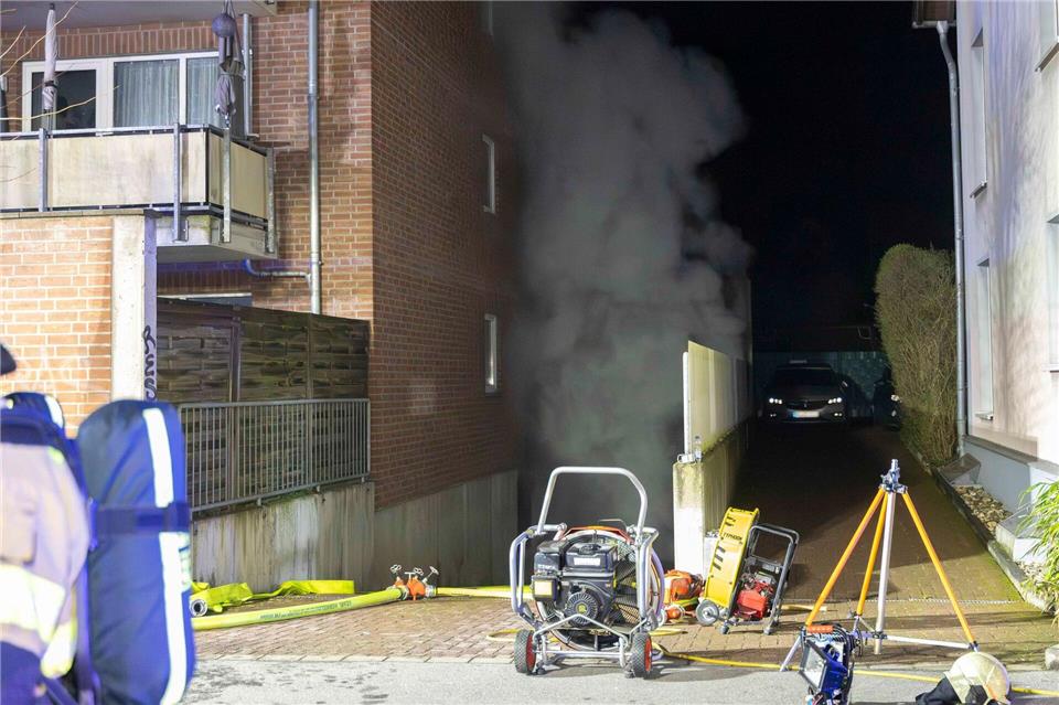 Die Tiefgarage in Hilden sorgte am Sonntagmorgen für einen großen Feuerwehreinsatz.Justin Brosch/dpa