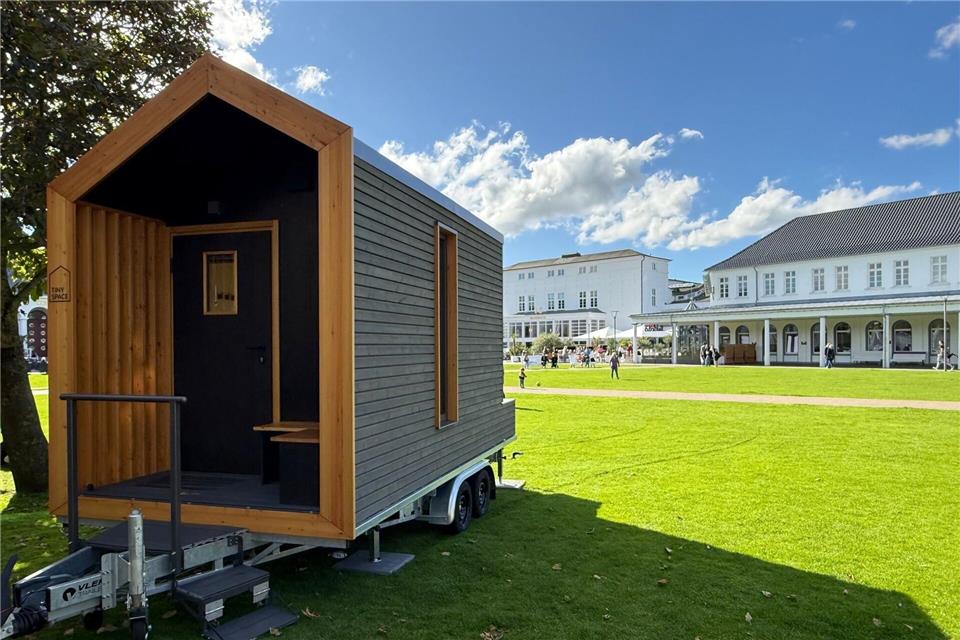 Die Tiny Houses bieten einen Blick auf den Kurpark von Norderney. Volker Bartels/dpa