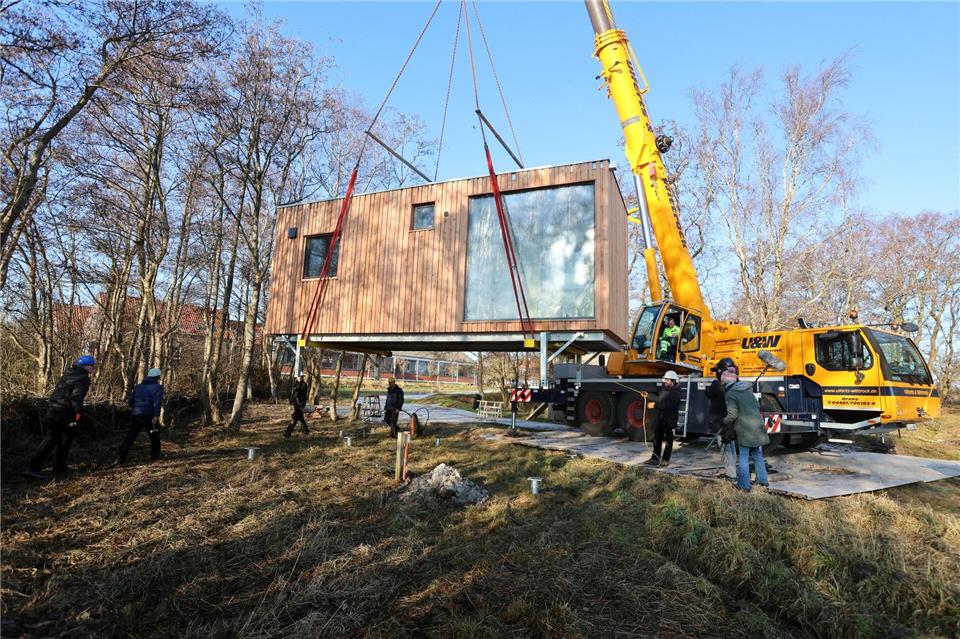 Die Tiny Houses wurden auf dem Festland vorgefertigt.Christian Butt/dpa