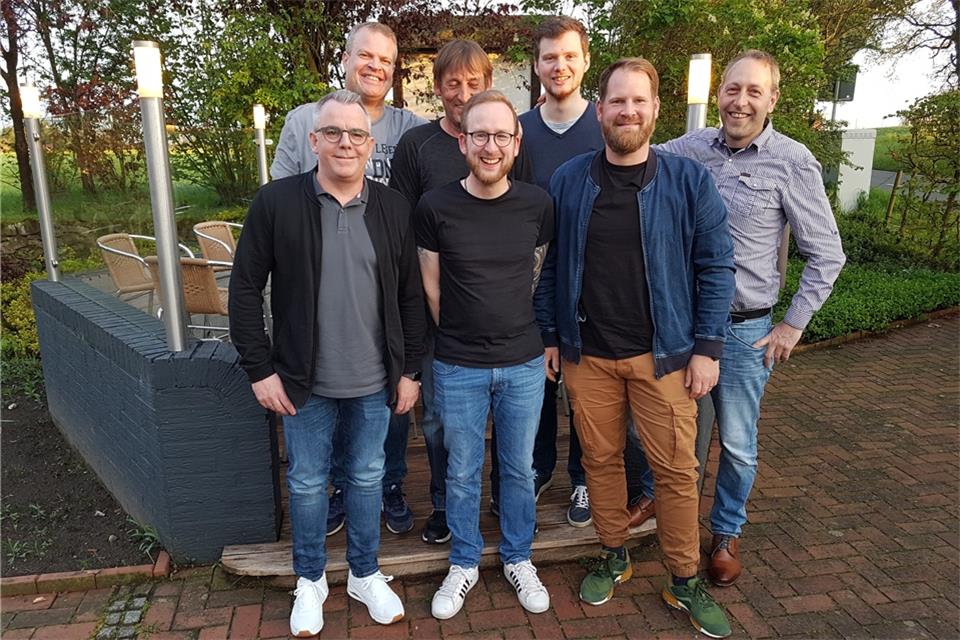 Die Tischtennis-Spieler des SuS Hochmoor: (vorne v.l.) Christian Dehling, Marc Machelett, Kai Herden, StefanSchulte-Kemper, (hinten v.l.) Martin Kesselmann, Ralf Schülting und Tim Ryll.