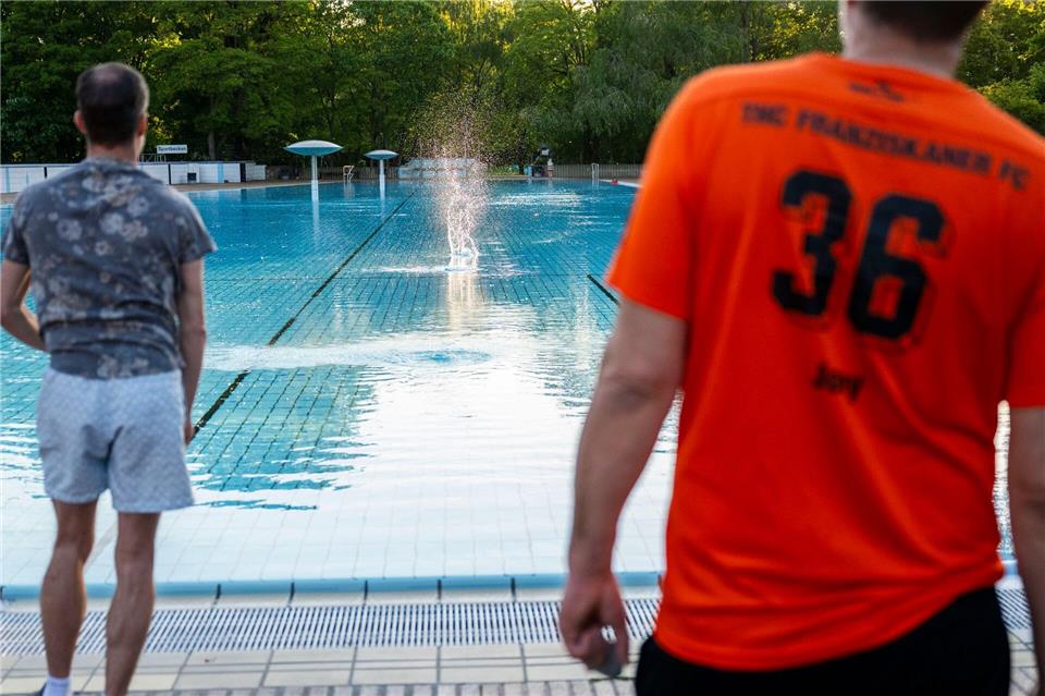 Die Titscher lassen Steine auf dem 75 Meter langen Nichtschwimmerbecken hüpfen.Christophe Gateau/dpa