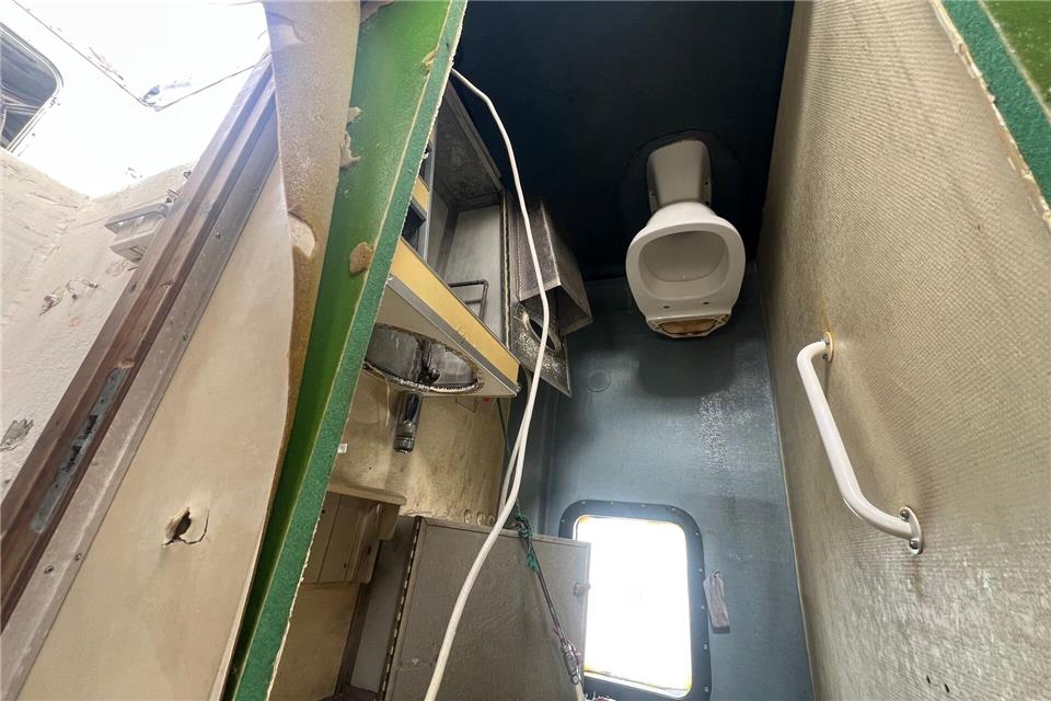 Bilder des Tages Die Toilette steht Kopf im Aufbau des ehemaligen Lotsenboots, das vor Sylt angespült worden ist. Lea Albert/dpa