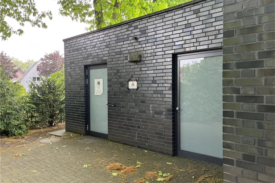 Die Toilettenanlage auf dem Raesfelder Friedhof: Wegen häufiger Schäden reduziert die Kirche die Öffnungszeiten.