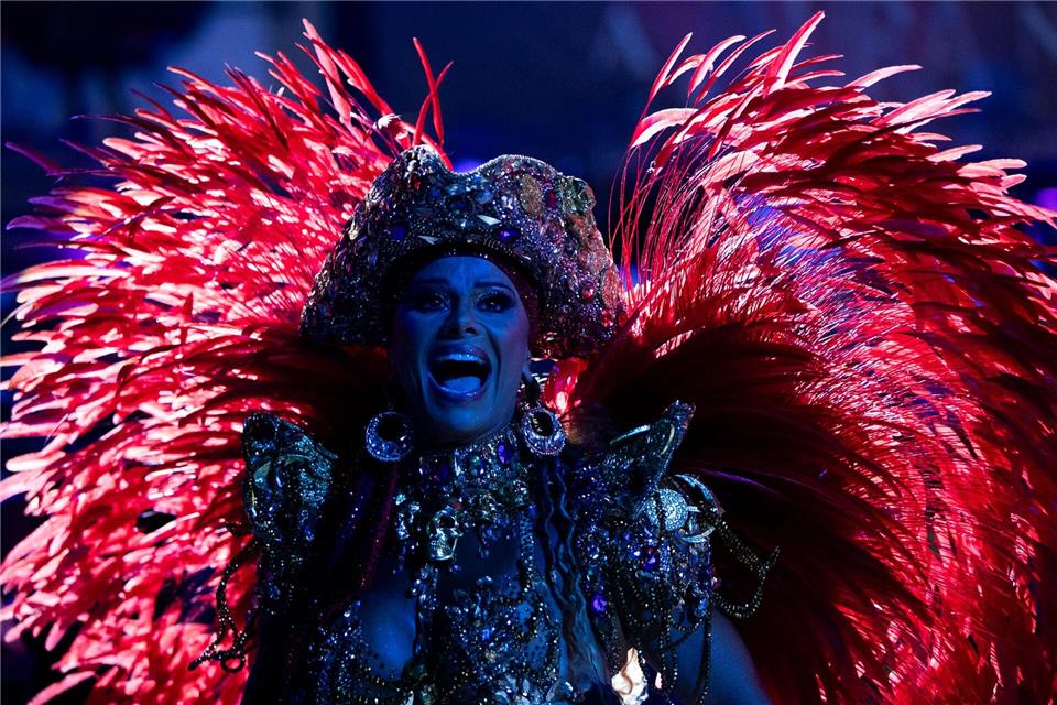 Die Top-Schulen begeisterten die Zuschauer mit funkelnden Kostümen und mitreißenden Trommelschlägen.Bruna Prado/AP/dpa