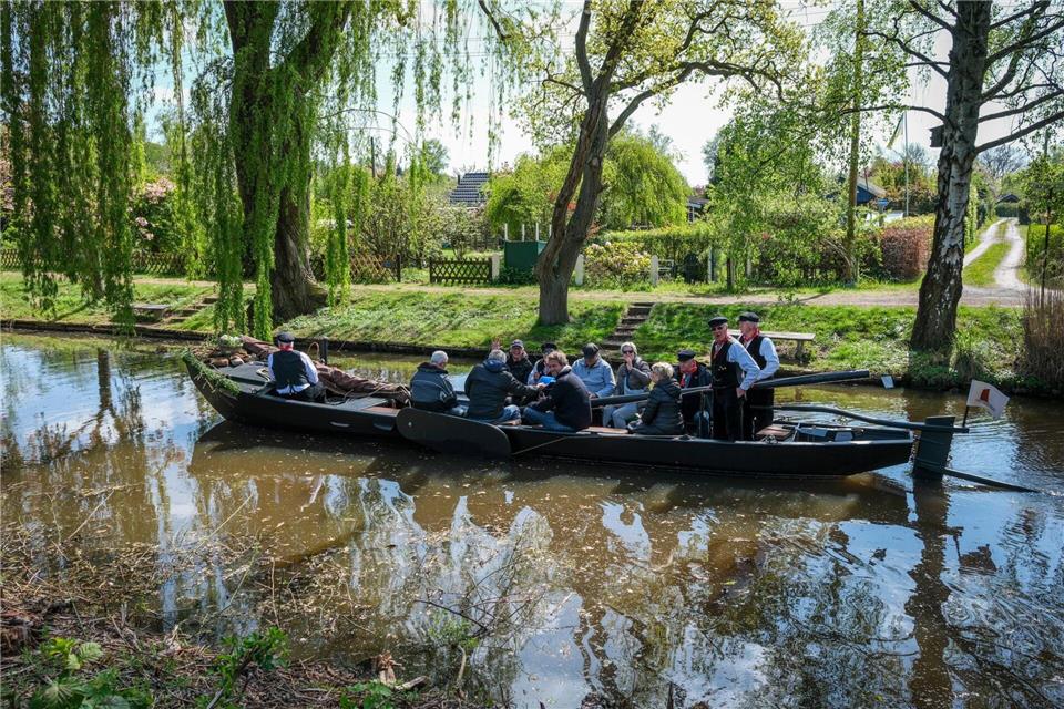Die Torfkähne erinnern an die mühsame Arbeit der Moorbauern.Focke Strangmann/dpa