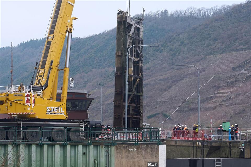 Spezialkran hebt Torflügel aus kaputter Schleuse Die Torflügel sind nach dem Schiffsunfall Totalschaden Thomas Frey/dpa