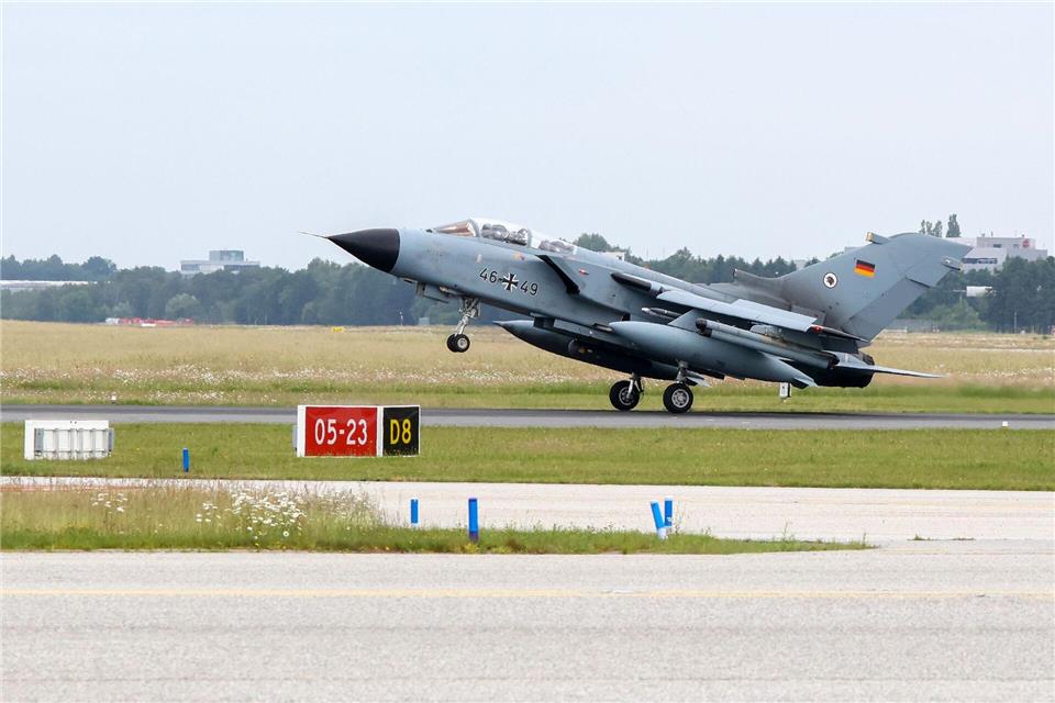 Die Tornado-Kampfflugzeuge der Bundeswehr trainieren am zivilen Hamburger Flughafen während des laufenden Betriebs. Bodo Marks/dpa