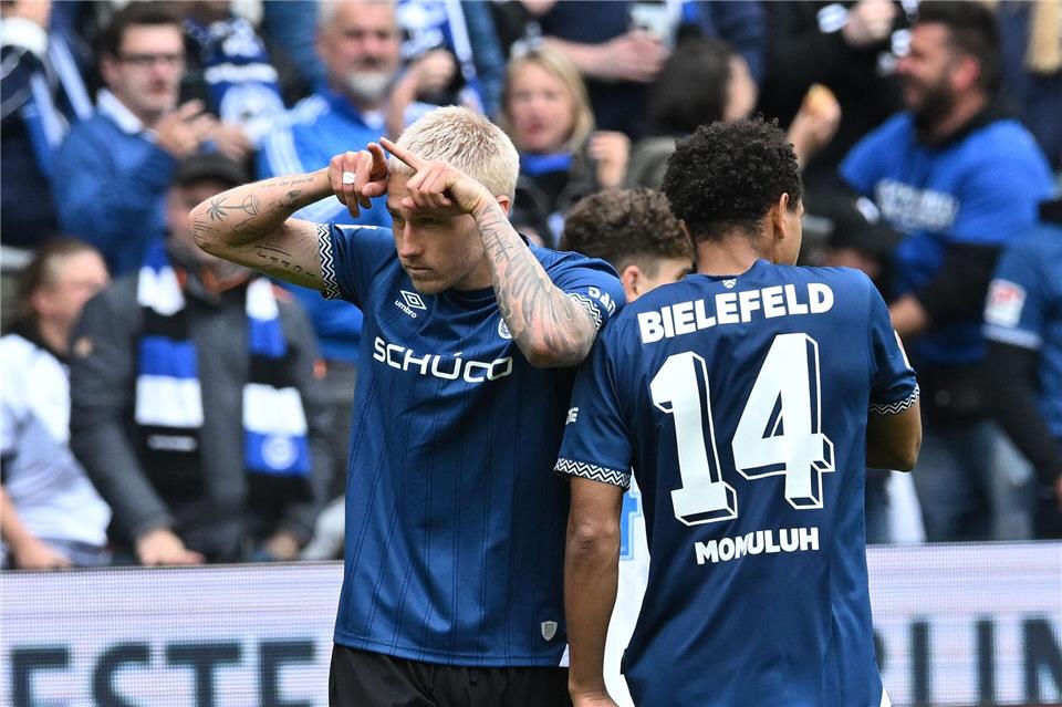 Die Torschützen Joel Grodowski (links) per Doppelpack und Monju Momuluh drehen für Bielefeld das Spiel.Carmen Jaspersen/dpa