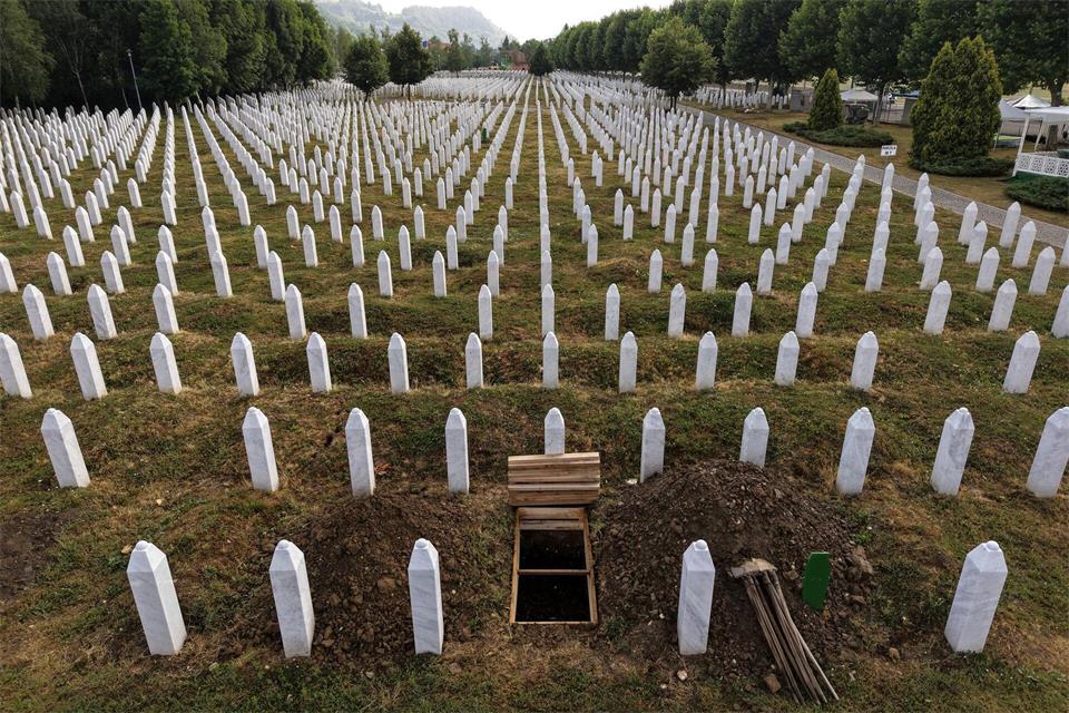 Die Toten von Srebrenica künden von den Verbrechen von Mladic. (Archivbild) Armin Durgut/AP/dpa