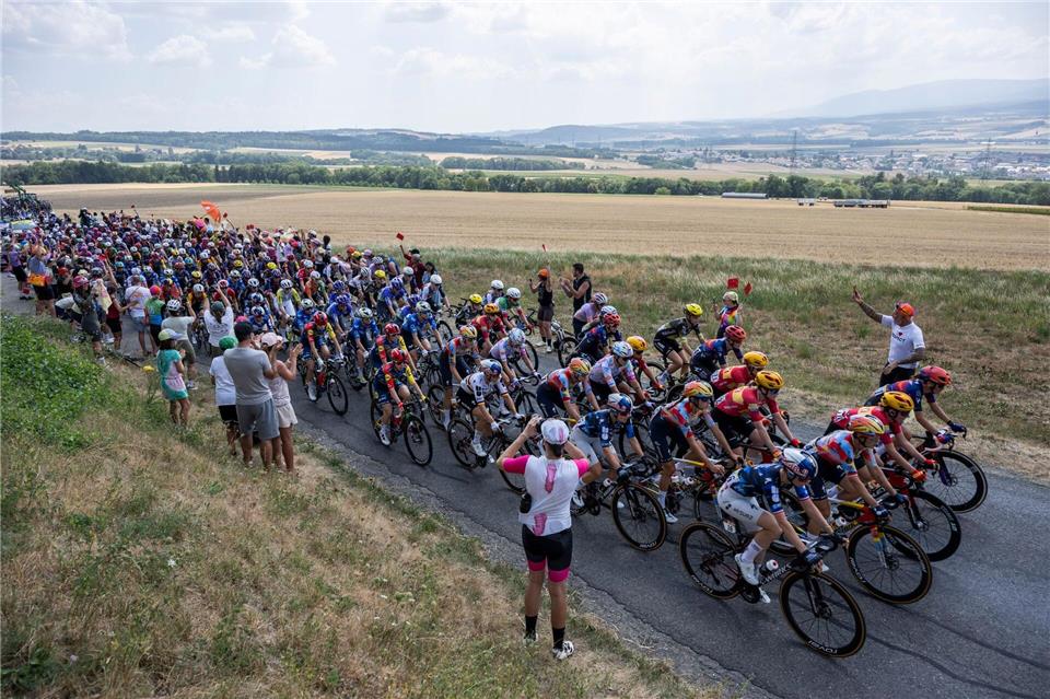 Die Tour de France der Frauen rollte am Samstag in der Schweiz los.Jean-Christophe Bott/KEYSTONE/dpa