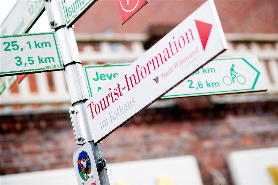 Die Tourist-Informationen in den Urlaubsregionen können bei der Suche nach freien Unterkünften helfen. (Archivbild)Hauke-Christian Dittrich/dpa