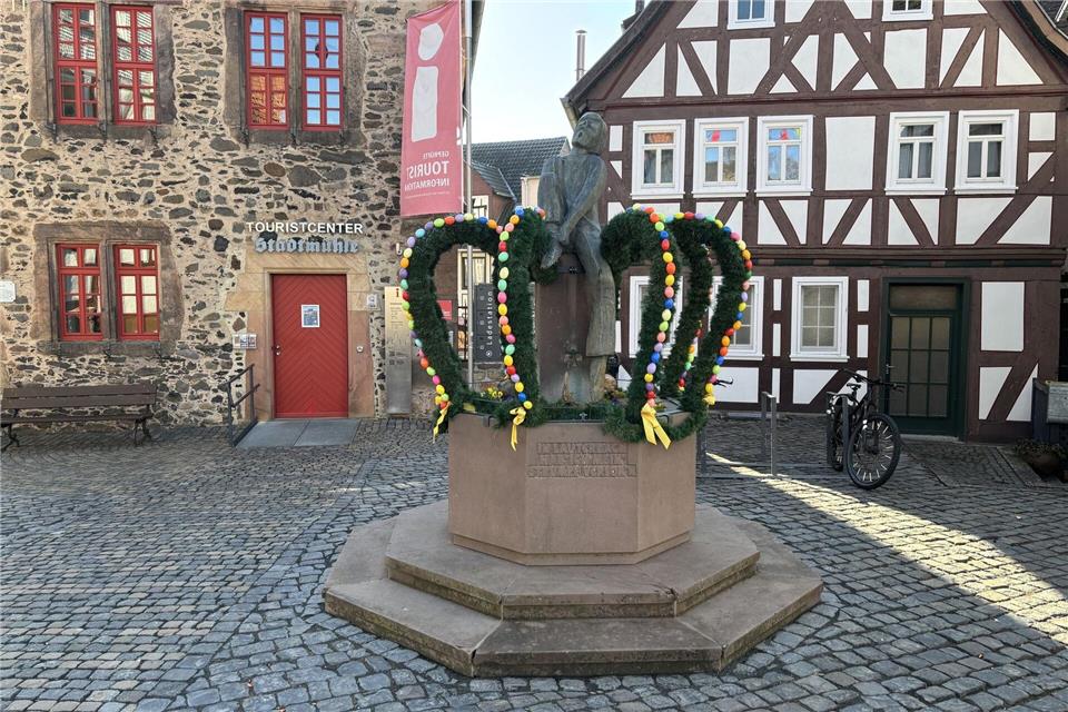 Die Tradition österlich geschmückter Brunnen stammt ursprünglich aus wasserarmen Gebieten der Fränkischen Schweiz und wird etwa seit den 1980er Jahre auch in Hessen gepflegt. -/Stadt Lauterbach/dpa