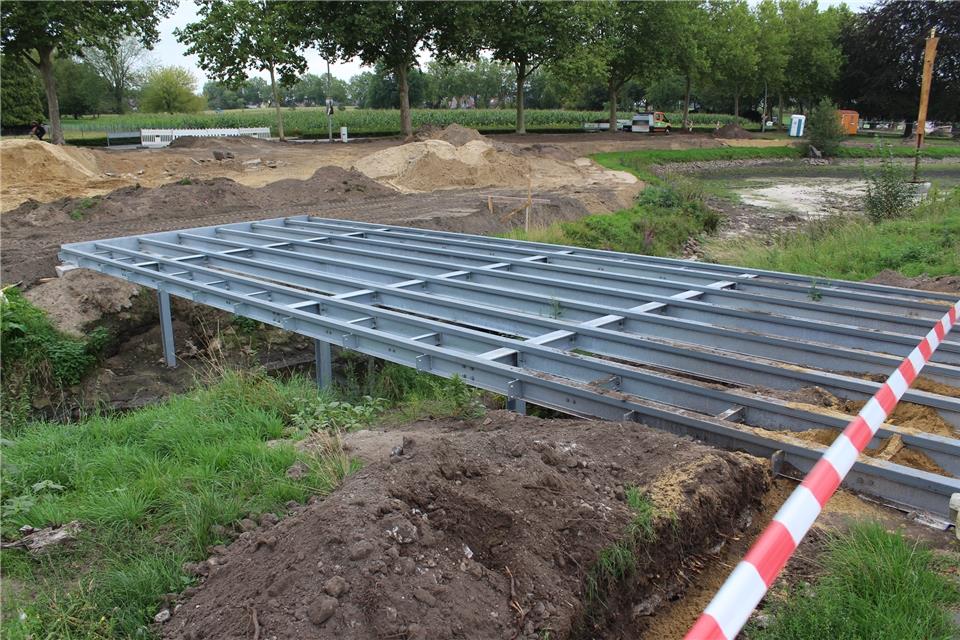 Die Trägerkonstruktion der neuen Brücke ist bereits montiert worden.