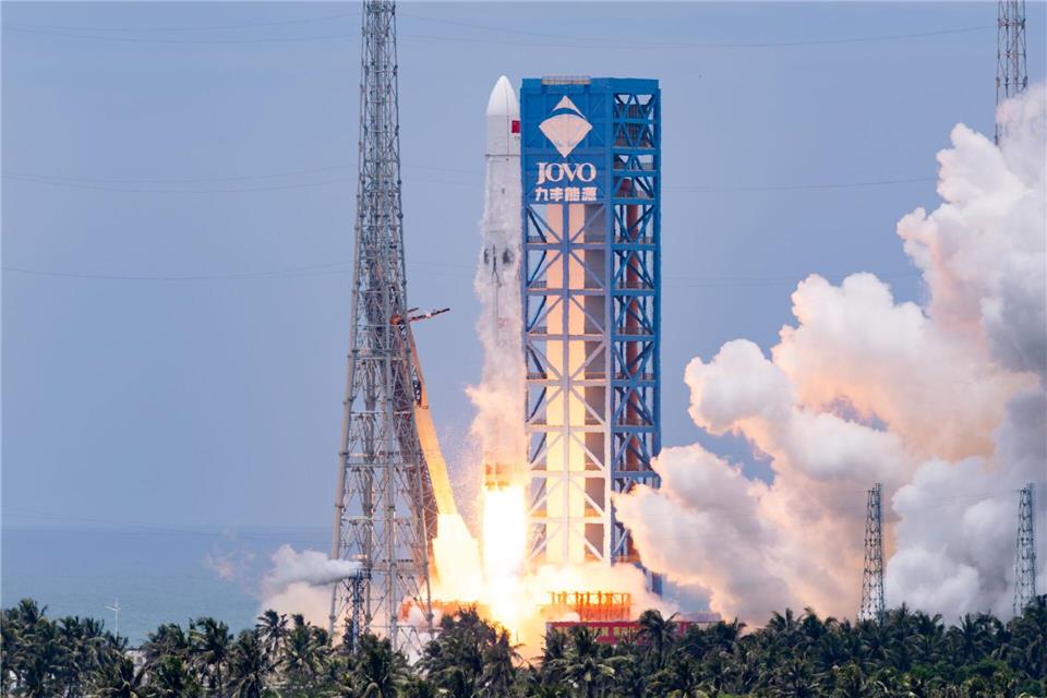 Die Trägerrakete startete vom Weltraumbahnhof und brachte einen Satelliten ins All.Yang Guanyu/XinHua/dpa