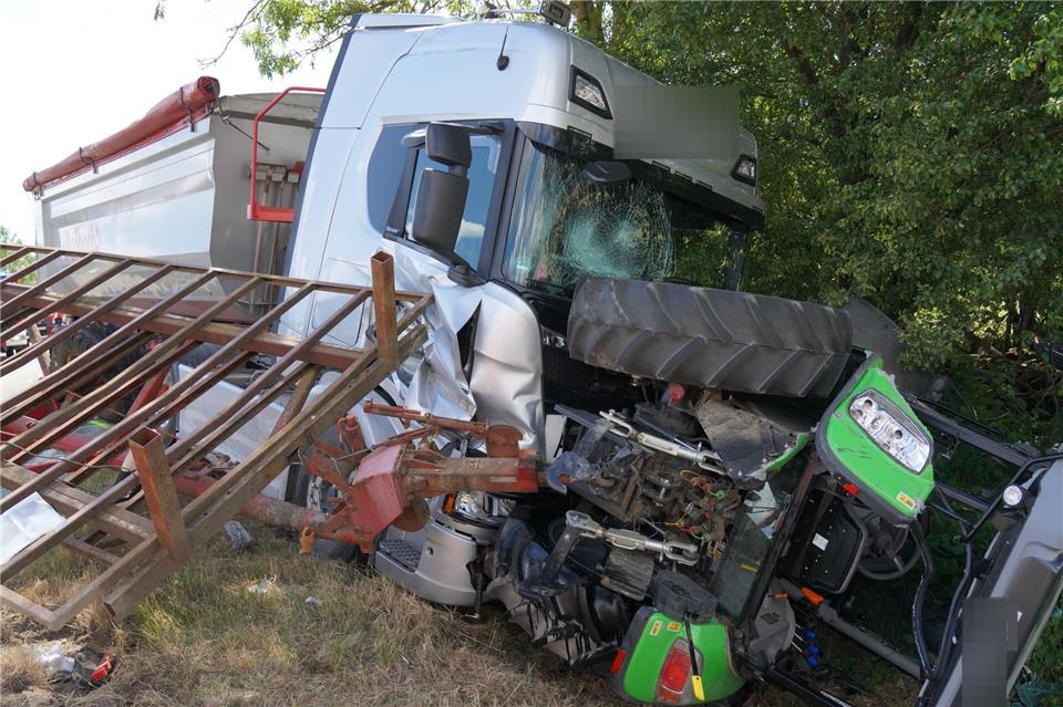 Die Traktorfahrerin wurde zwischen den beiden Fahrzeugen eingeklemmt.Sascha Ditscher/dpa