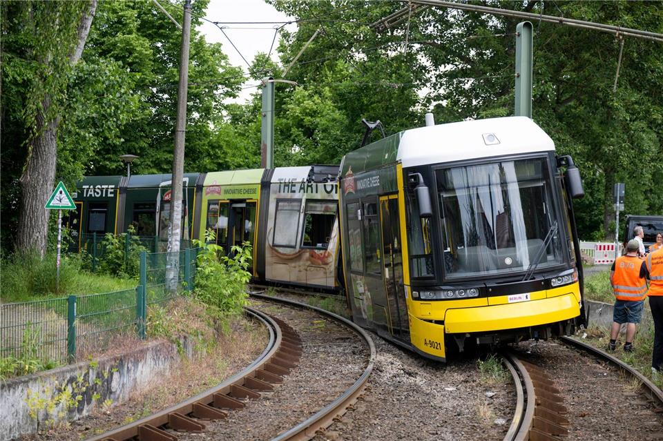Die Tram entgleiste. (Archivbild)Christophe Gateau/dpa