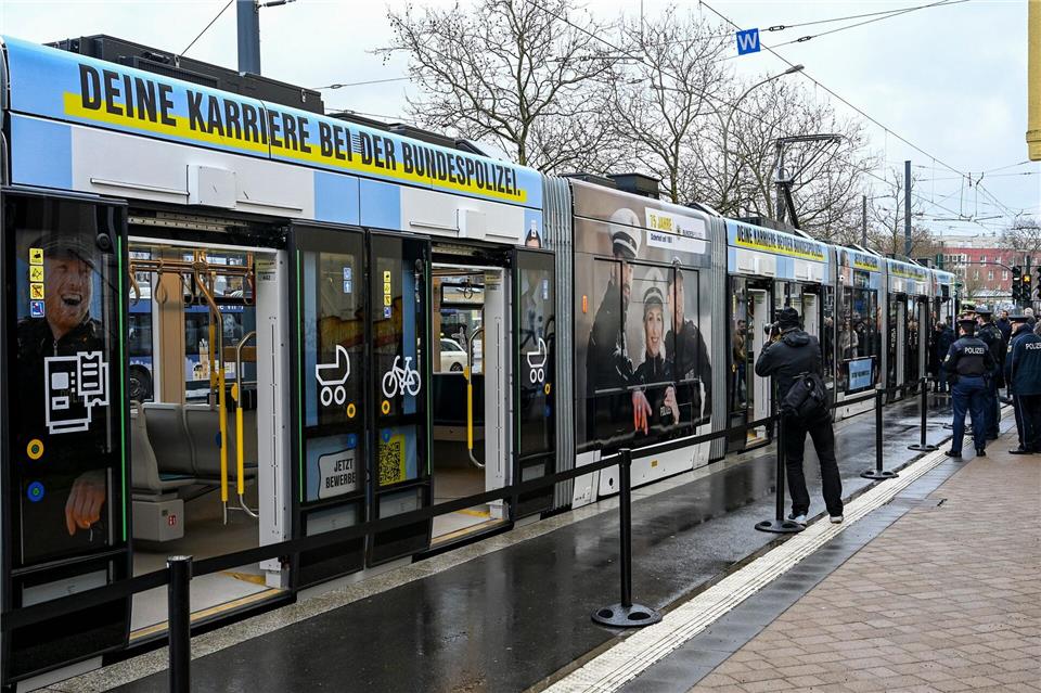 Die Tram soll mit der Beschriftung bis Ende des Jahres im Einsatz sein. Jens Kalaene/dpa