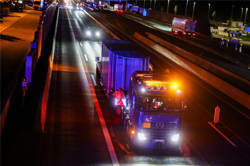 Die Transportroute führte erneut über mehrere gesperrte Autobahnabschnitte.Christoph Reichwein/dpa