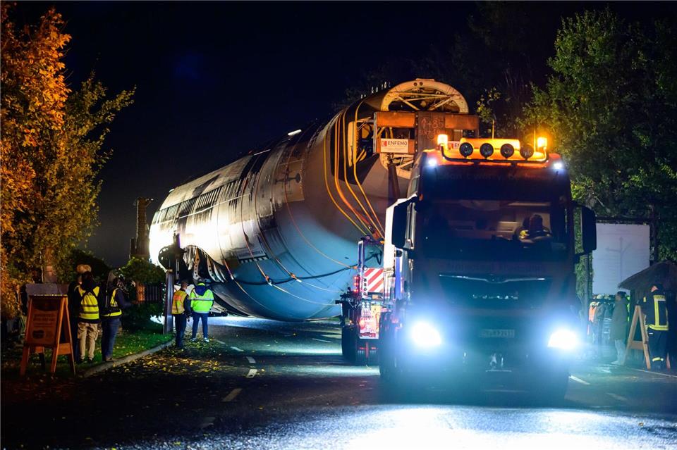 Die Transportstrecke führte auf einer Länge von rund 1,8 Kilometern durch das Landschaftsschutzgebiet.Philipp Schulze/dpa