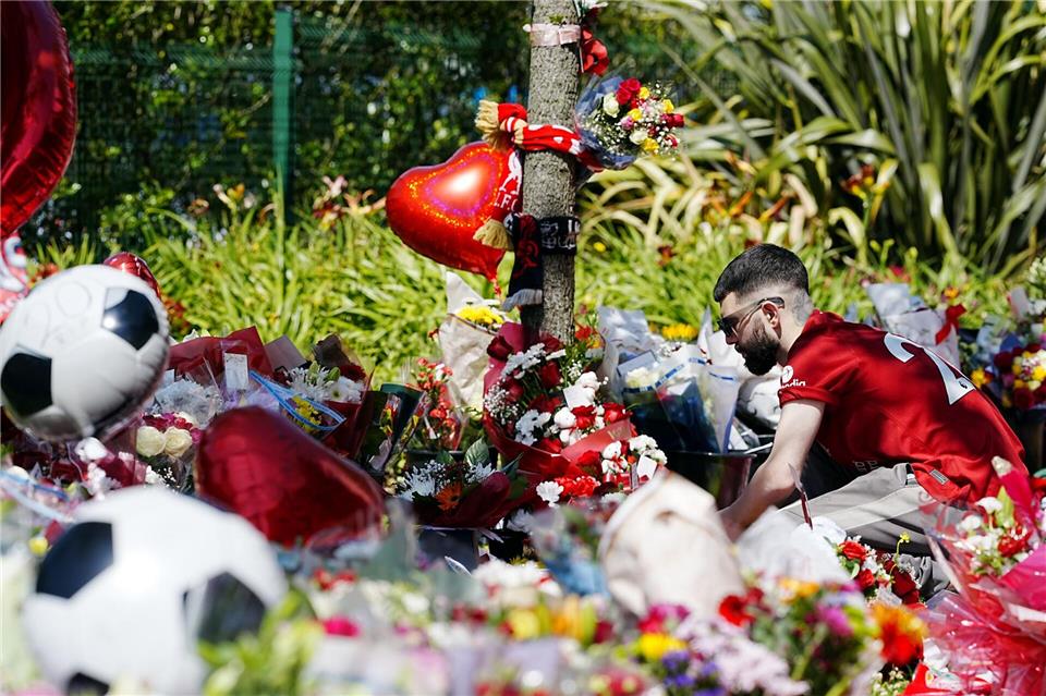 Die Trauer ist bei den Liverpool-Fans groß.Peter Byrne/PA Wire/dpa