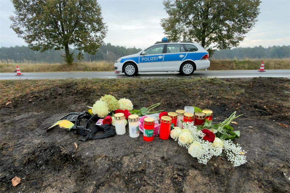 Die Trauer nach dem tragischen Verkehrsunfall bei Biesenthal im nordöstlichen Brandenburg ist groß.Marco Porzig/dpa