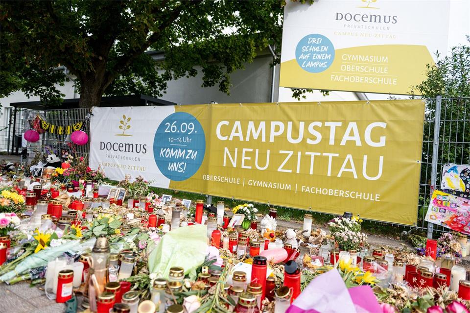 Die Trauer nach der gewaltsamen Tat mit zwei Toten an einer Schule in Brandenburg ist noch immer groß. (Archivbild)Fabian Sommer/dpa