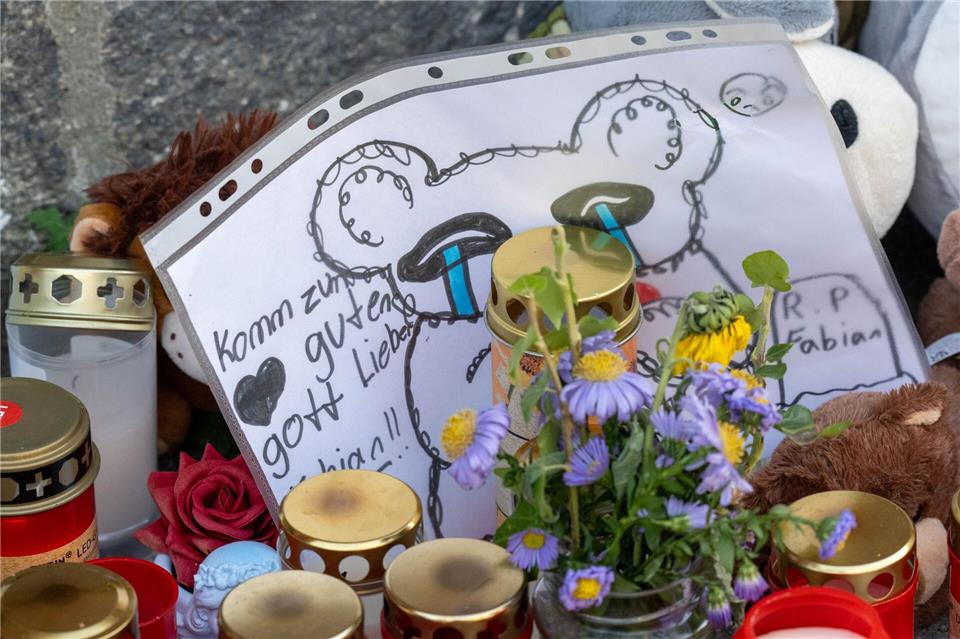Kein Verdächtiger im Fall Fabian: Druck auf Ermittler wächst Die Trauer um den achtjährigen Fabian ist groß in Güstrow.Stefan Sauer/dpa