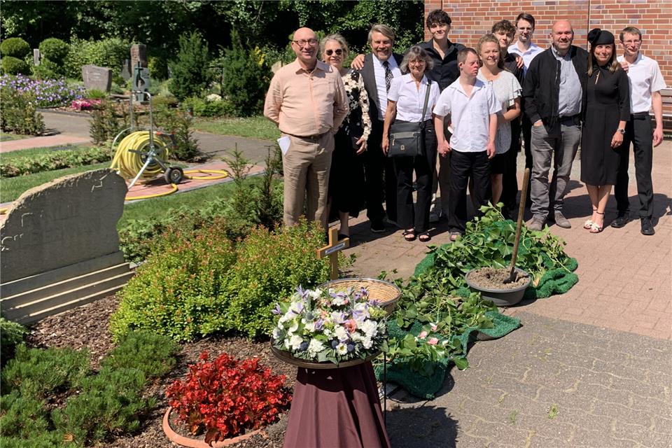 Die Trauergäste bei der Beisetzung in Velen: Curtis Silbermann (von links), Barbara Brown, Daniel Silbermann, Claudia Scharrenbroich, Nicholas Silbermann, Stefan Scharrenbroich, Christy Silbermann, Christopher Silbermann, Michael Scharrenbroich, Thomas Scheele, Sonja Dunning (Silbermann), Markus Scharrenbroich. Das schlichte Kreuz auf dem Grab wird noch durch einen Stein ersetzt.