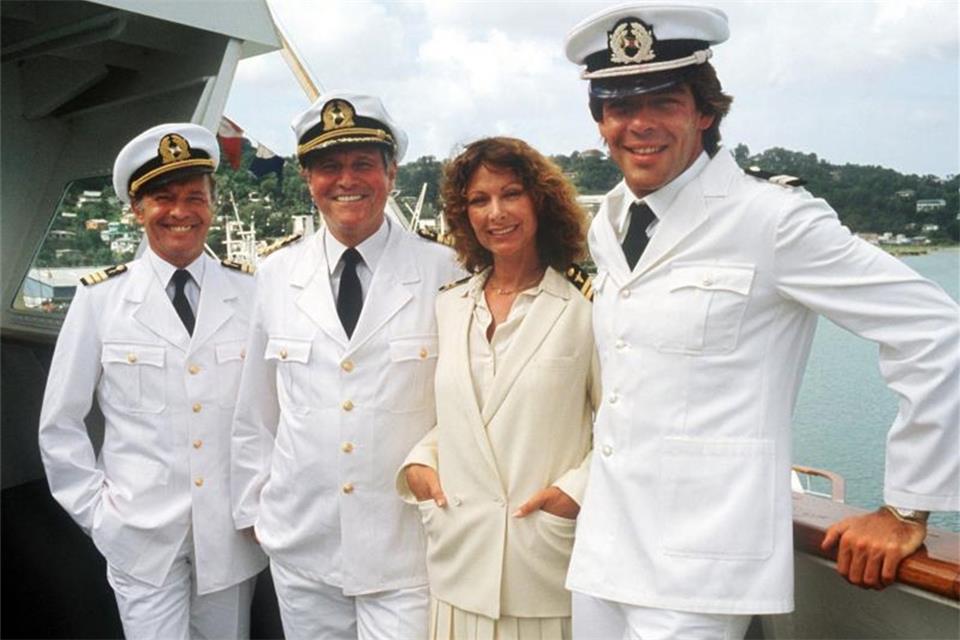 Die "Traumschiff"-Crew von 1983 mit (l-r) Horst Naumann, Heinz Weiss, Heide Keller und Sascha Hehn. Foto: Klar/dpa