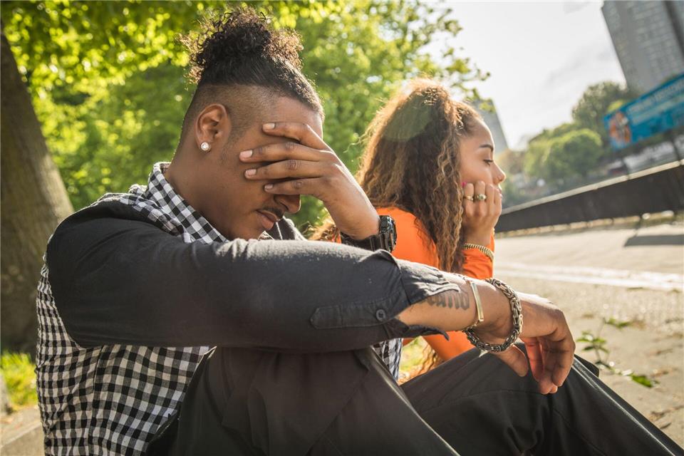 Die Trennung ist nicht mehr zu vermeiden: Für beide beginnt ein Leidensweg. Frauen hilft das Reden darüber. Das sollten auch Männer tun - doch die verdrängen meist eher. picture alliance / dpa-tmn