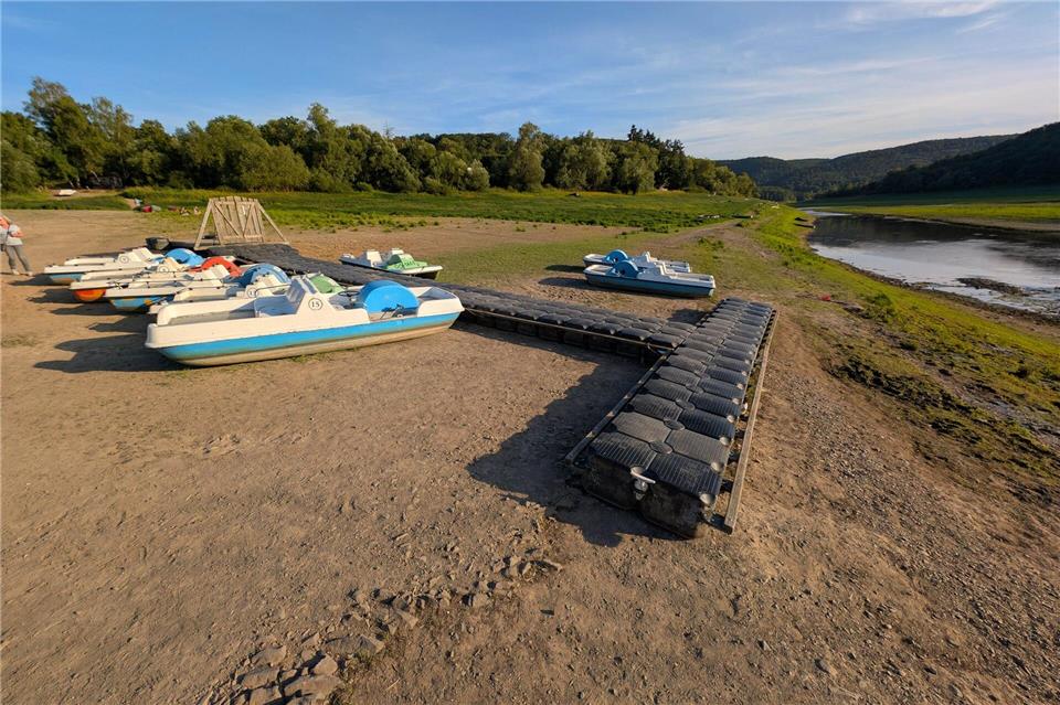 Die Tretboote liegen auf dem Trockenen.Stefan Rampfel/dpa