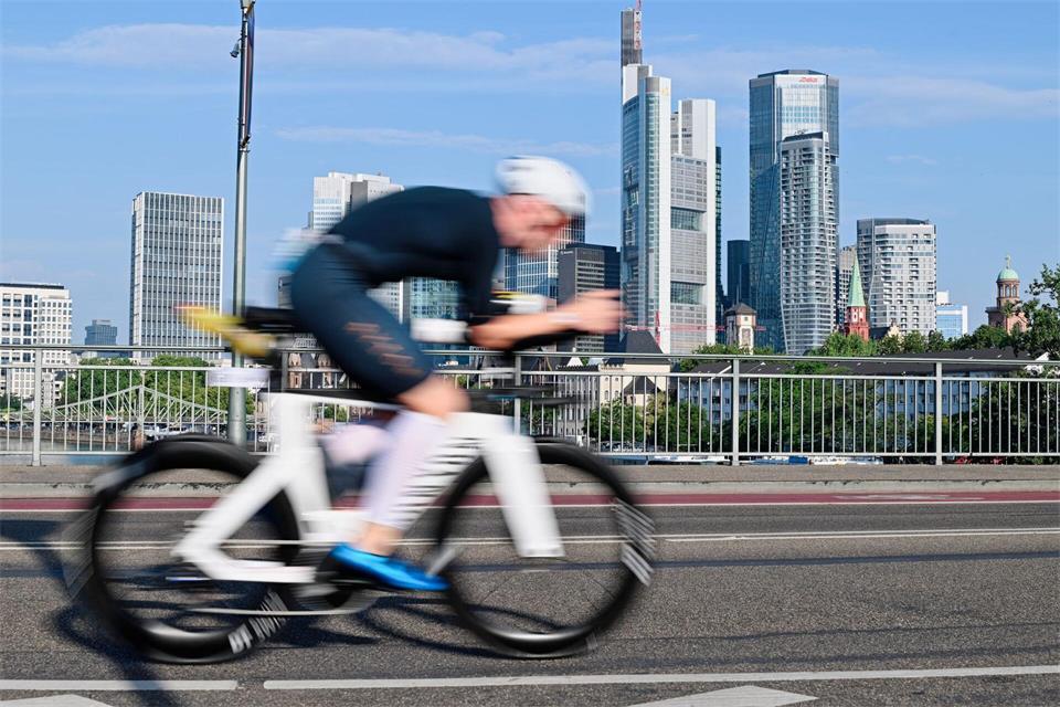 Die Triathlon-EM über die Langdistanz findet 2027 vor der Frankfurter Skyline statt. (Archivbild)Uwe Anspach/dpa