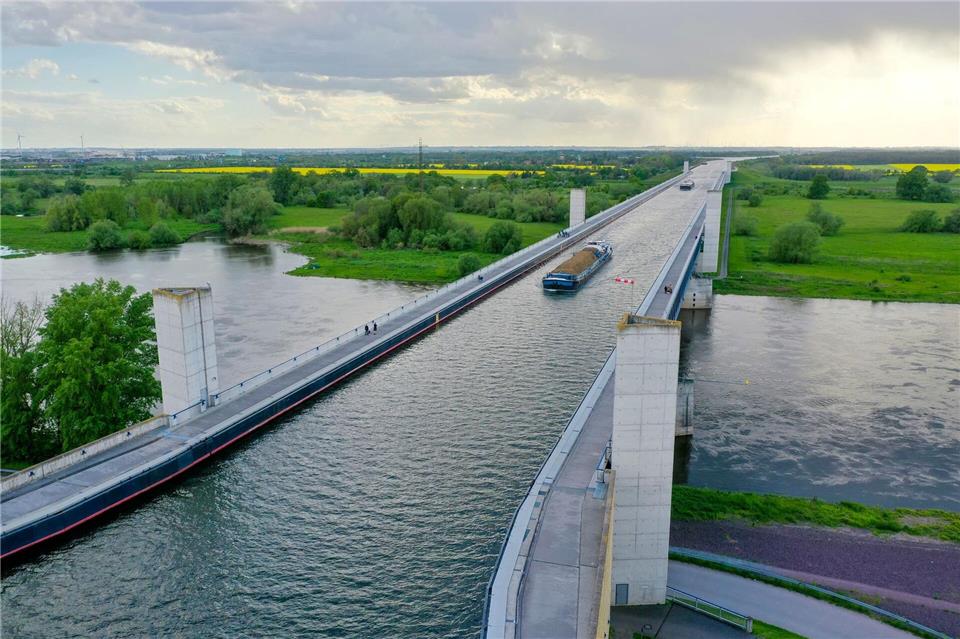 Die Trogbrücke des Mittellandkanals führt in der Nähe von Magdeburg über die Elbe. (Archivbild)Stephan Schulz/dpa-Zentralbild/ZB