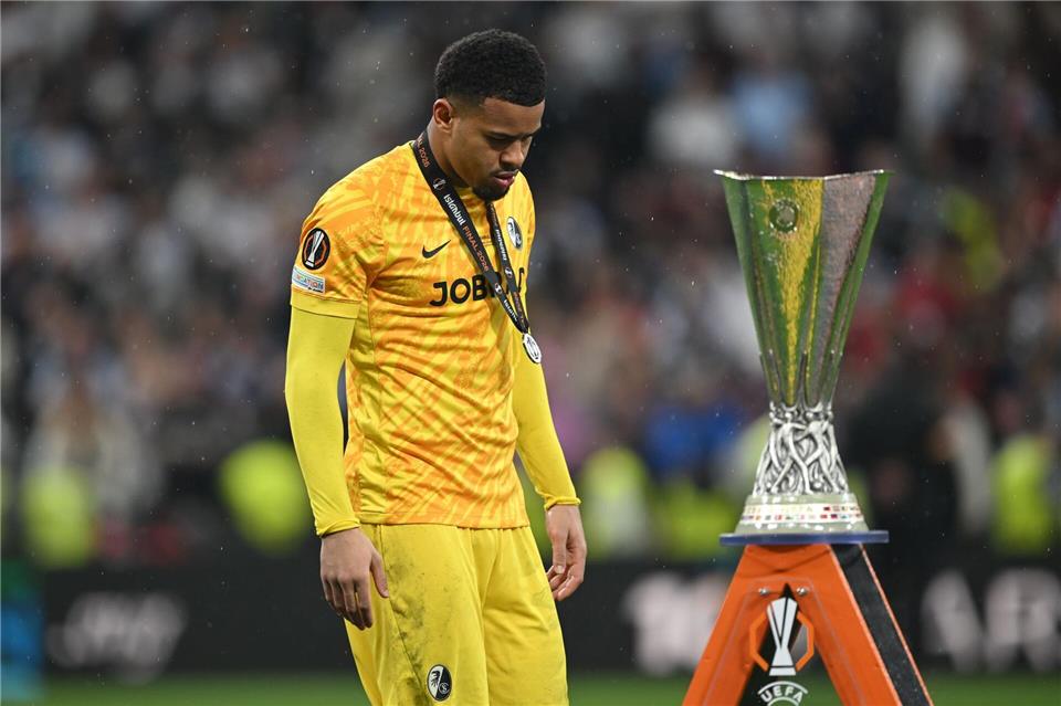 Die Trophäe war für die Freiburger um Torwart Noah Atubolu nicht erreichbar. Robert Michael/dpa