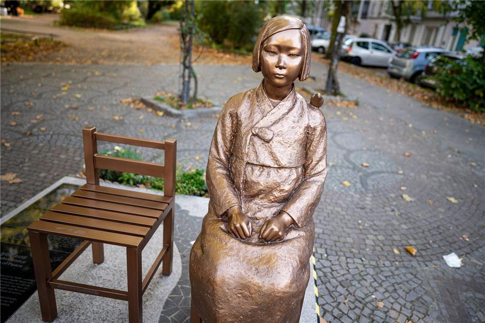 Die „Trostfrauen“-Statue in Berlin-Moabit erinnert an koreanische Opfer des Zweiten Weltkriegs. (Archiv)  Fabian Sommer/dpa