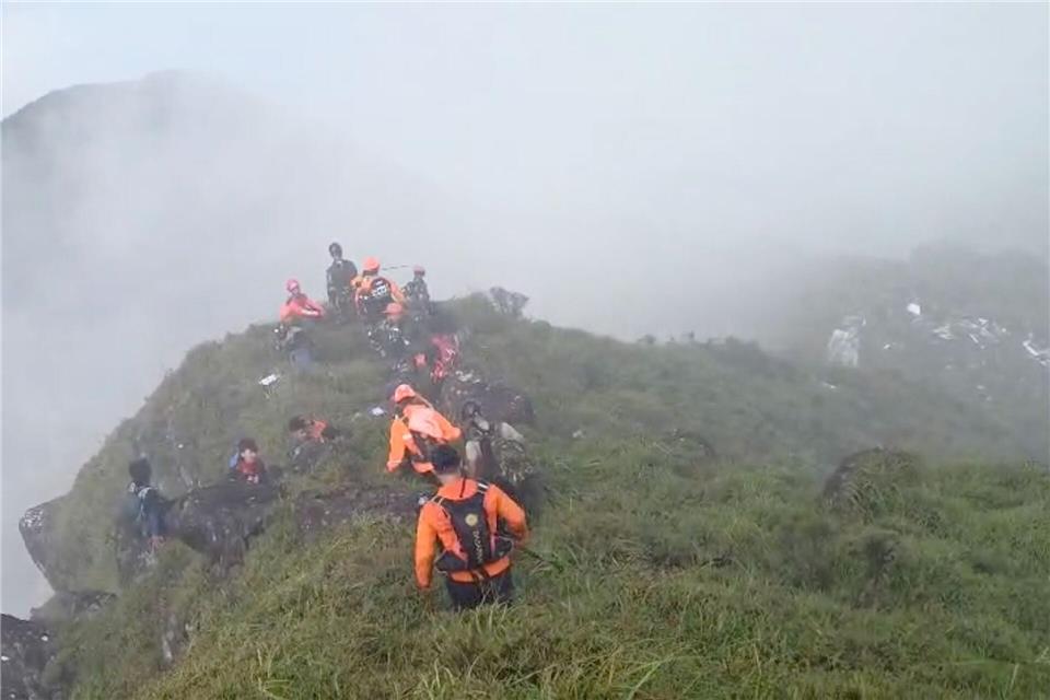 Die Trümmer liegen in steilem, bewaldetem und schwer zugänglichem Berggelände.Uncredited/Indonesian National Search and Rescue Agency (BASARNAS)/AP/dpa