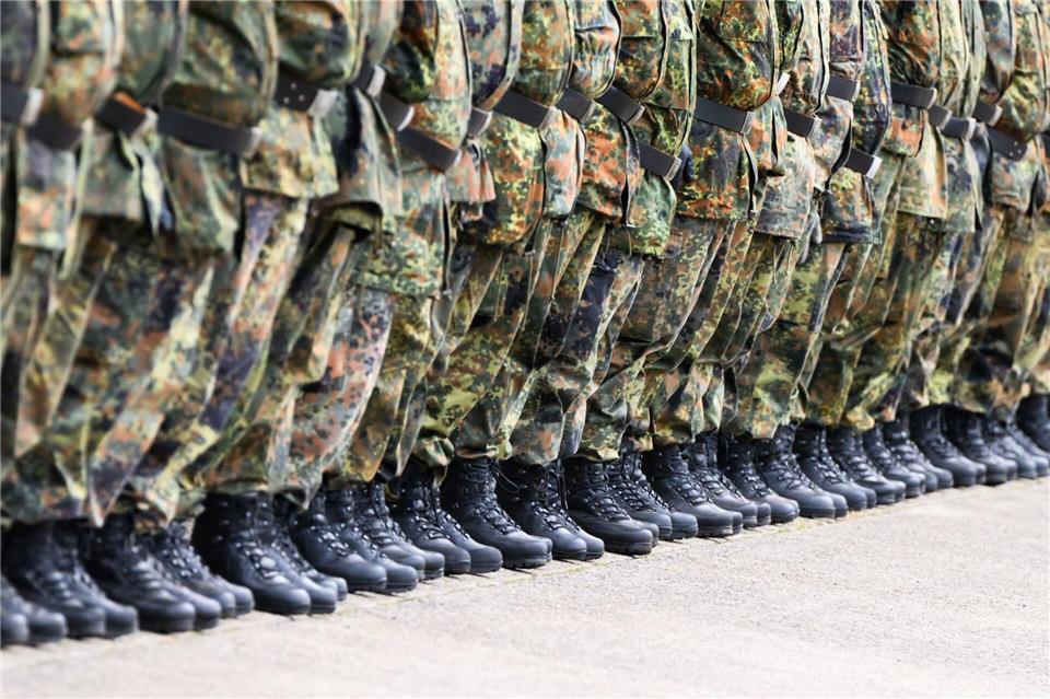 Vielerorts Verständnis für mehr Platz für die Bundeswehr  Die Truppe soll wachsen - und wieder mehr Kasernen und Übungsflächen bekommen. (Symbolbild) Julian Stratenschulte/dpa