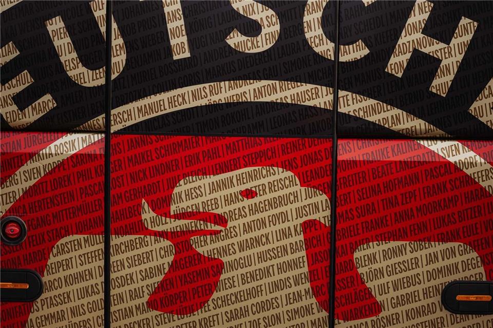 Die Tür des neuen DFB-Mannschaftsbusses mit vielen Fannamen. Philipp Reinhard/DFB/dpa