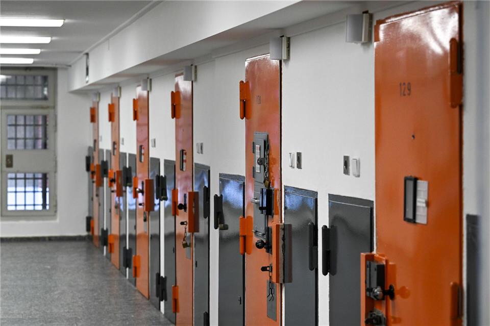 Die Türen zu den Zellen in der Justizvollzugsanstalt (JVA) Moabit. (Archivbild) Soeren Stache/dpa