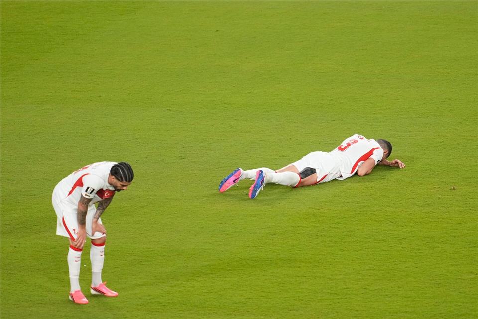 Die Türken waren nach dem feststehenden WM-Aus sichtlich niedergeschlagen.Jeff Chiu/AP/dpa