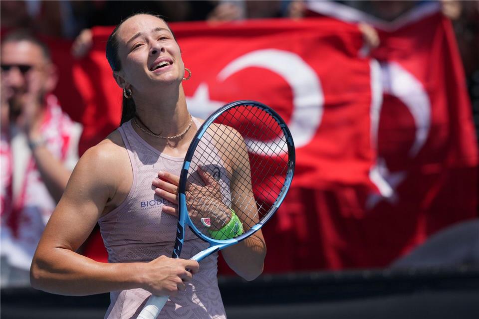 Die Türkin Zeynep Sonmez sorgt in Melbourne für Furore.Dar Yasin/AP/dpa