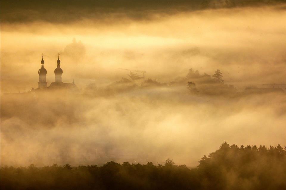 Bilder des Tages Die Türme St. Simon und Juda stehen im Morgennebel.Thomas Warnack/dpa