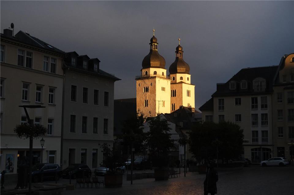 Die Türme der Johanniskirche in Plauen werden von der untergehenden Sonne beschienen.Sebastian Willnow/dpa