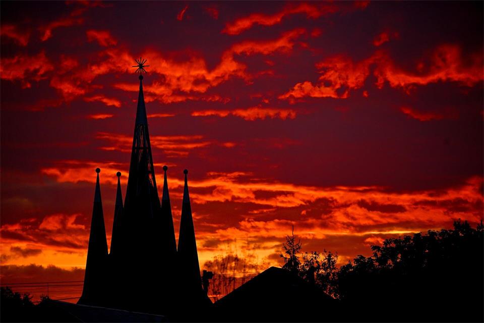 Die Türme der protestantischen Kirche von Teglaskert in in Ungarn zeichnen sich vor der untergehenden Sonne ab.Zsolt Czegledi/MTI/AP/dpa