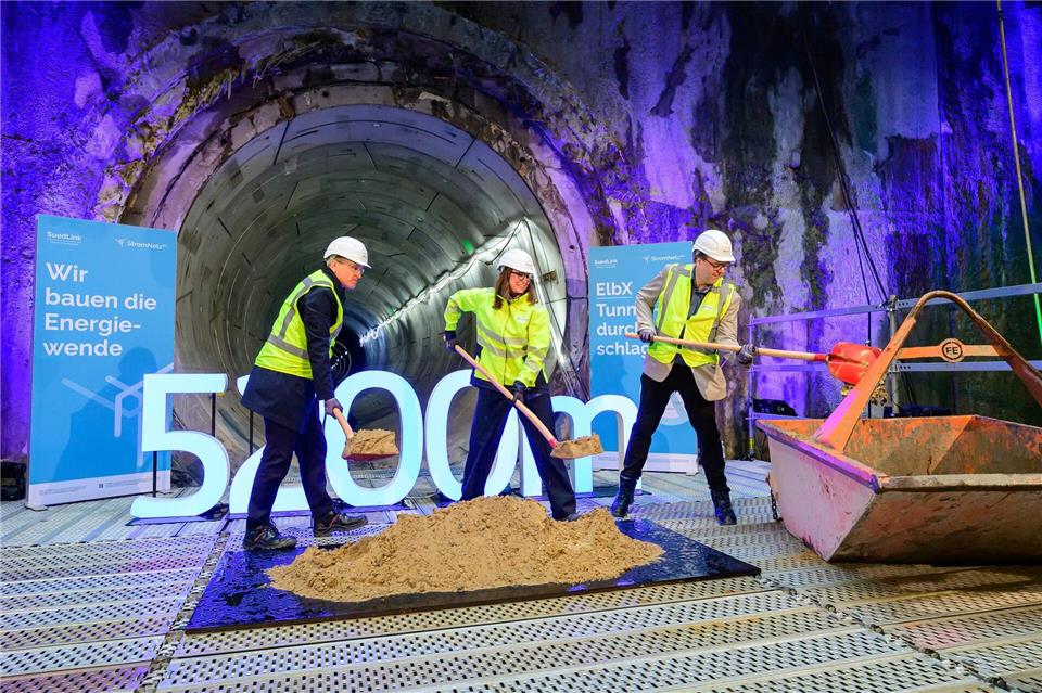 Die Tunnelbohrmaschine Elsa hat nach rund eineinhalb Jahren und 5,2 Kilometern den Zielschacht erreicht. Philipp Schulze/dpa