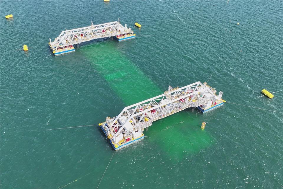 Die Tunnelelemente sind jeweils etwa 73.500 Tonnen schwer. Sie werden auf der dänischen Insel Lolland hergestellt. Jedes von ihnen ist in etwa so groß wie ein Frachtschiff.-/Femern A/S/dpa